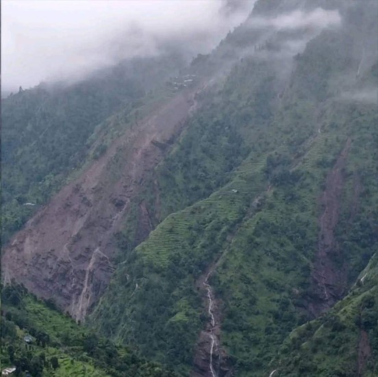 दोलखामा पहिरो जादा एक जनाको मृत्यु, तीन जना बेपत्ता, तीन जना घाइते