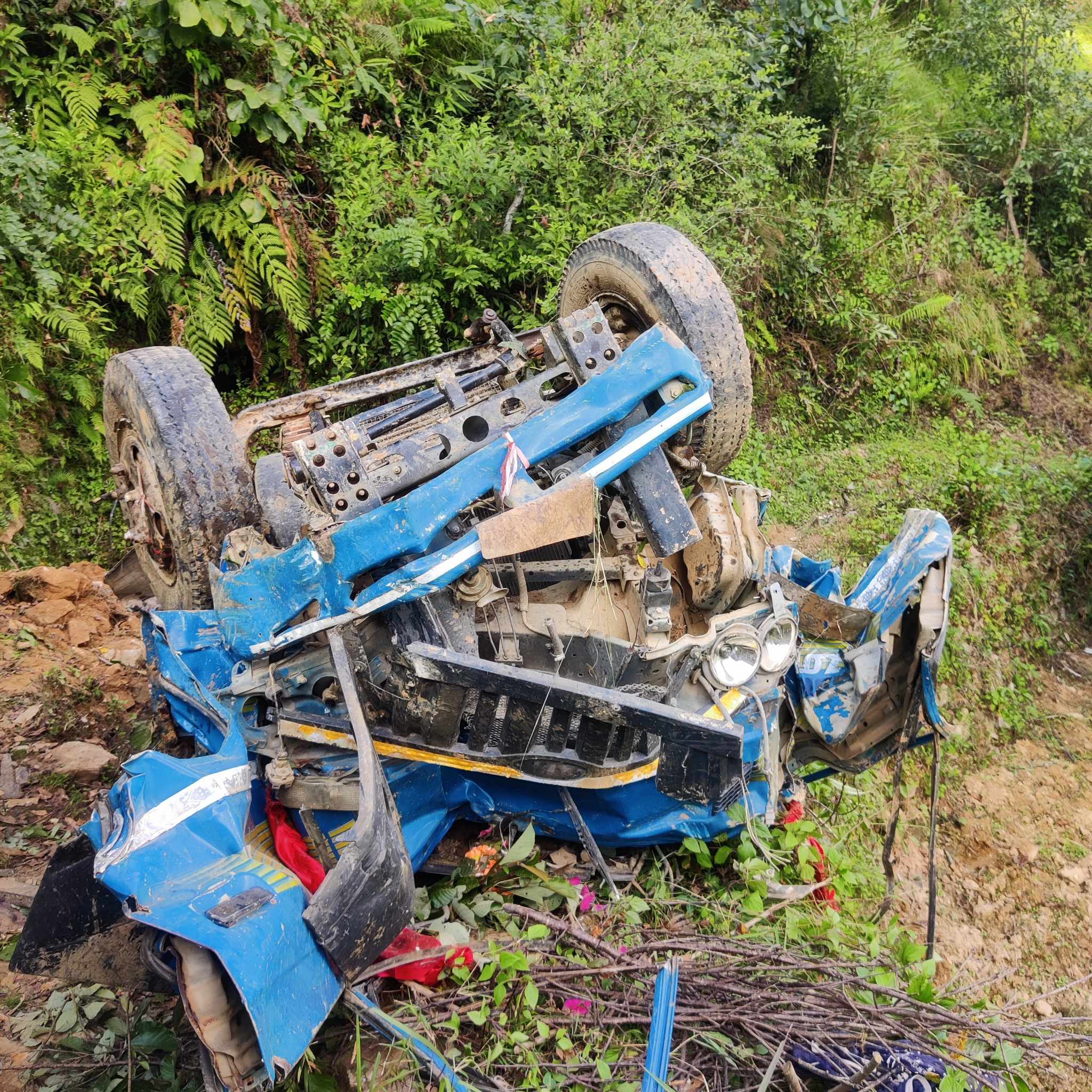 काभ्रेमा पराल बोकेको निसान गाडी दुर्घटना : दुईको मृत्यु, एक घाइते