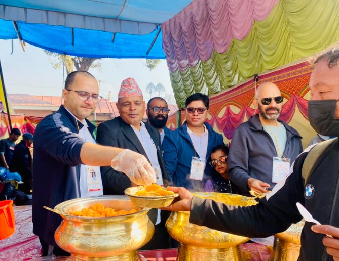 महाशिवरात्रिको अवसरमा नेपाल लाइफद्धारा पशुपतिनाथ मन्दिरमा भक्तजनलाई निःशुल्क भोजन