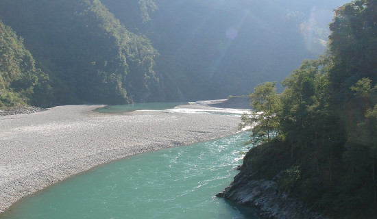 त्रिशूली नदीमा दुई वटा बस खस्याे, ६५ जना यात्रु बेपत्ता