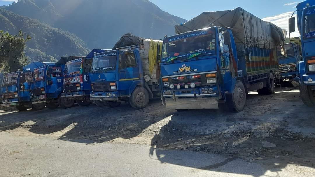 कर्णाली राजमार्ग अवरुद्ध हुँदा ६३ ट्रक स्याउ कुहिन लागे