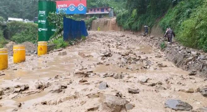 पहिरो झर्दा नौबिसे–काठमाडौं सडक अवरुद्ध, निरन्तर वर्षा भइरहँदा पन्छाउनै कठिन