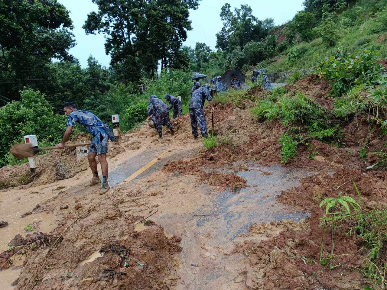 देशभर बाढी-पहिरोको कहर, अधिकाम्स राजमार्ग अवरुद्ध, उद्धारका लागि सशस्त्र प्रहरी बल खटियो