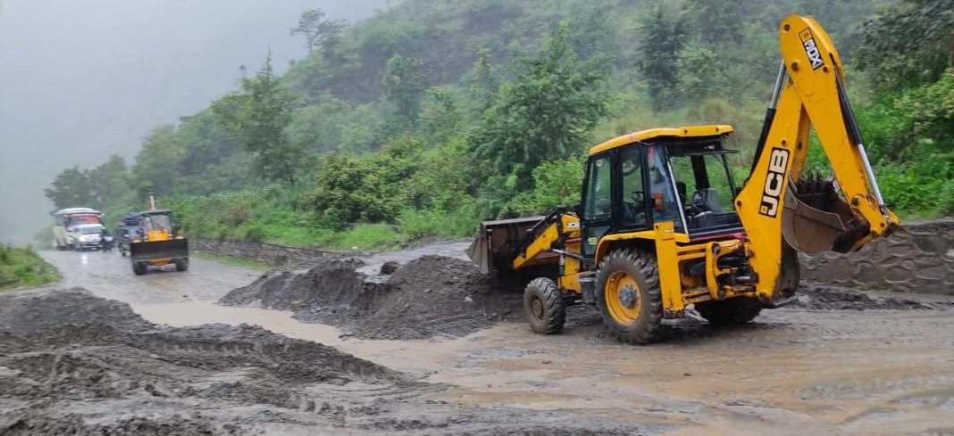 बाढीपहिरोबाट सार्वजनिक यातायातमा ७३ करोडको क्षति