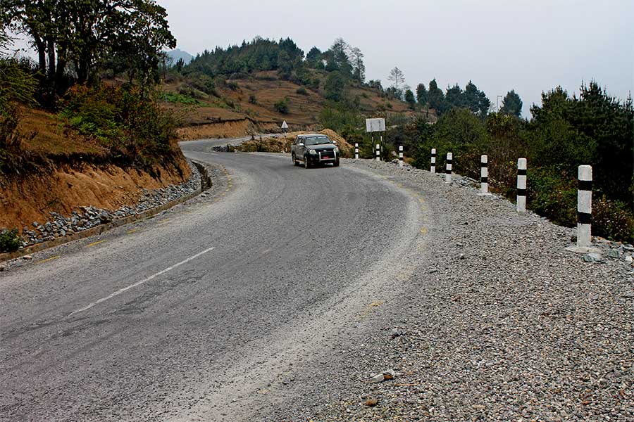 मध्यपहाडी लोकमार्गको बागलुङ खण्ड धमाधम कालोपत्र हुँदै