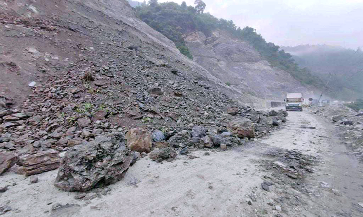 बाढी र पहिरोका कारण नौ सडकखण्ड पूर्ण अवरुद्ध