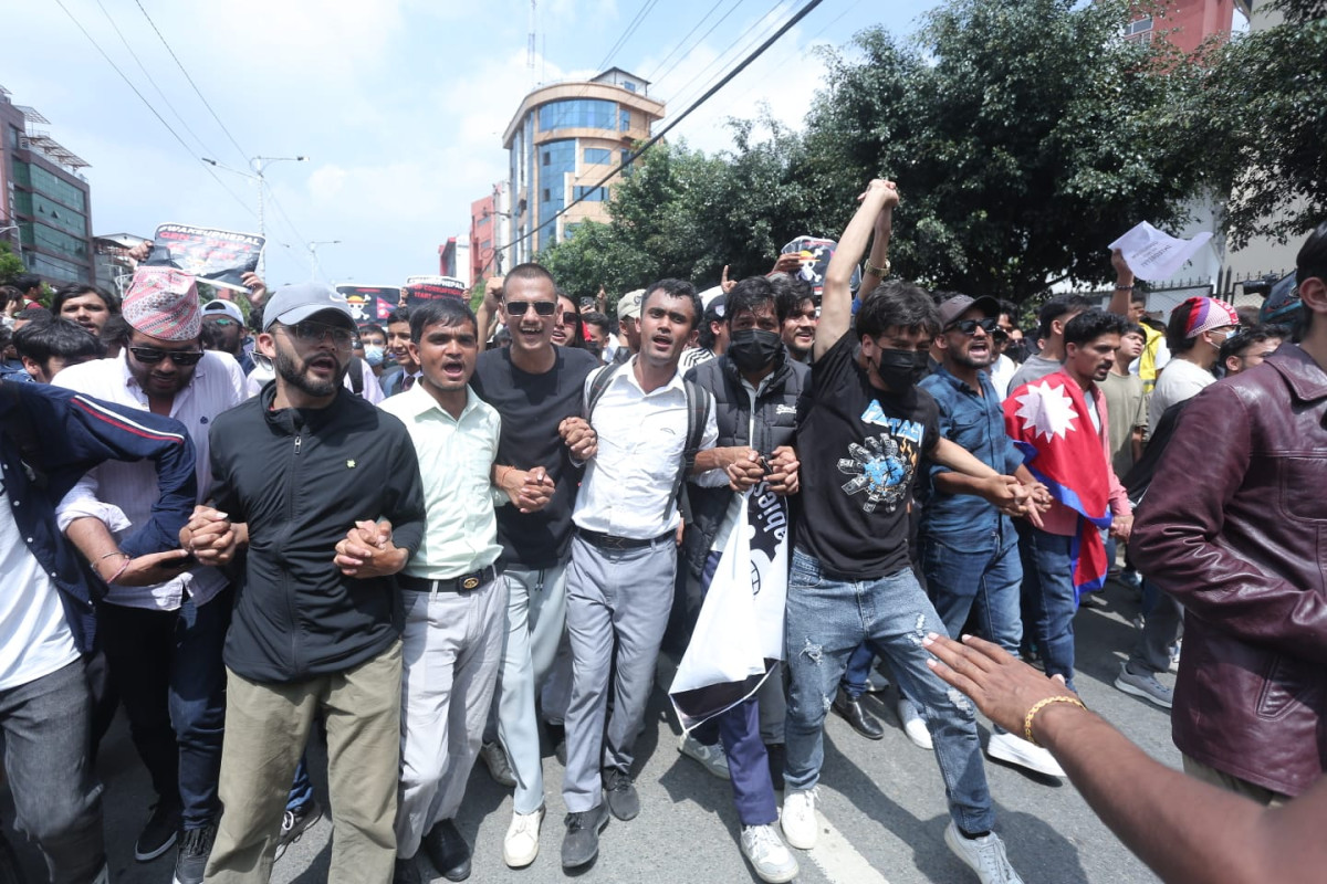 जेनजीद्वारा आयोजित प्रदर्शनमा प्रहरीको अश्रुग्याँस र पानीको फोहरा प्रहार