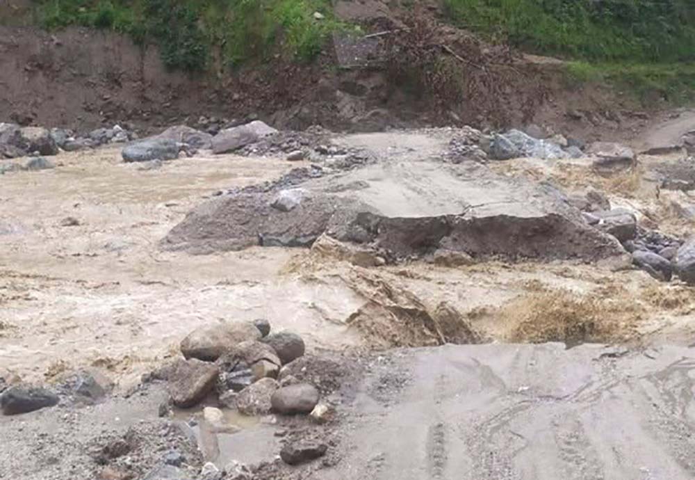 भारी वर्षाले पाँचथरका मुख्य सडकहरू अवरुद्ध