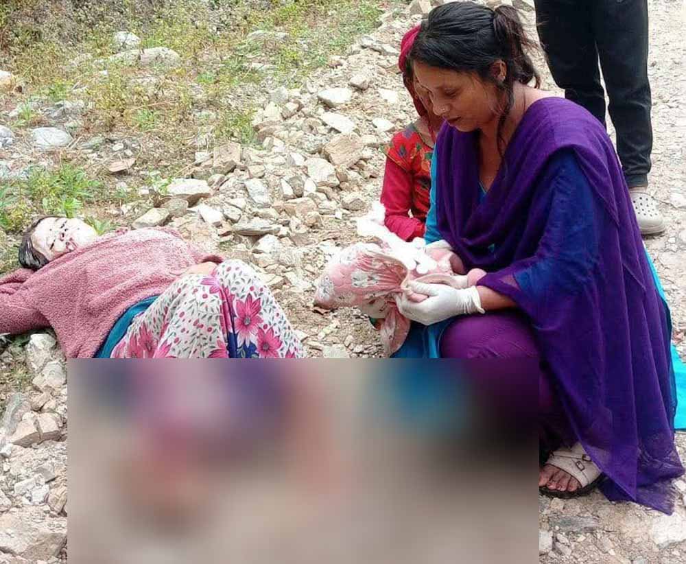 बाजुरामा स्वास्थ्यकर्मीले बाटोमै सुत्केरी सेवा, आमा–छोरा दुबै सुरक्षित