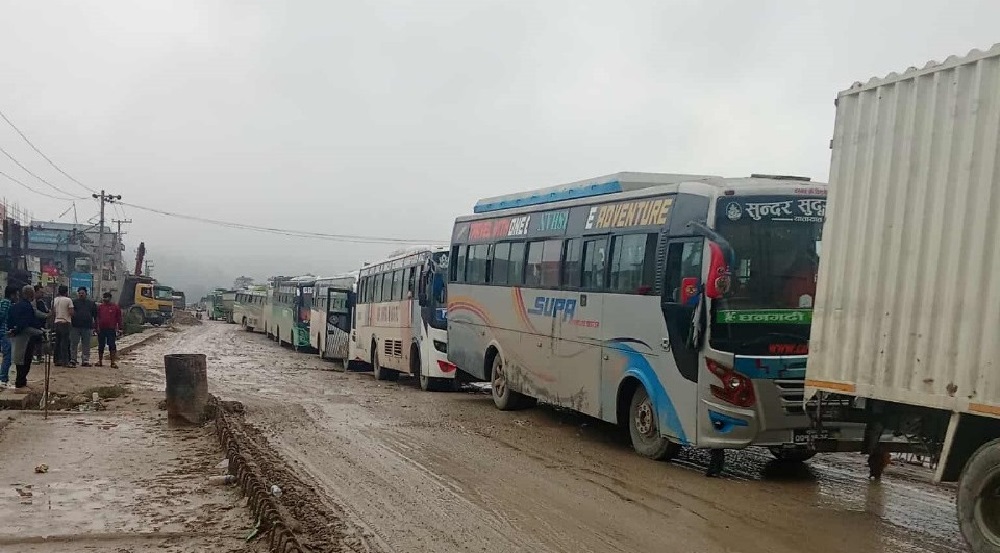 दाउन्ने सडक हिलो र जामले ठप्प : पाँच सय सवारी फसे, यात्रु हैरान