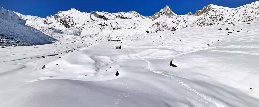 दोलखामा हिमपहिरो : तीन विदेशी पर्यटकको मृत्यु, आठ बेपत्ता