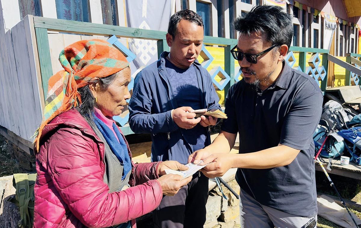 ताप्लेजुङमा दुर्गम गाउँका घरघरमै सामाजिक सुरक्षा भत्ता वितरण