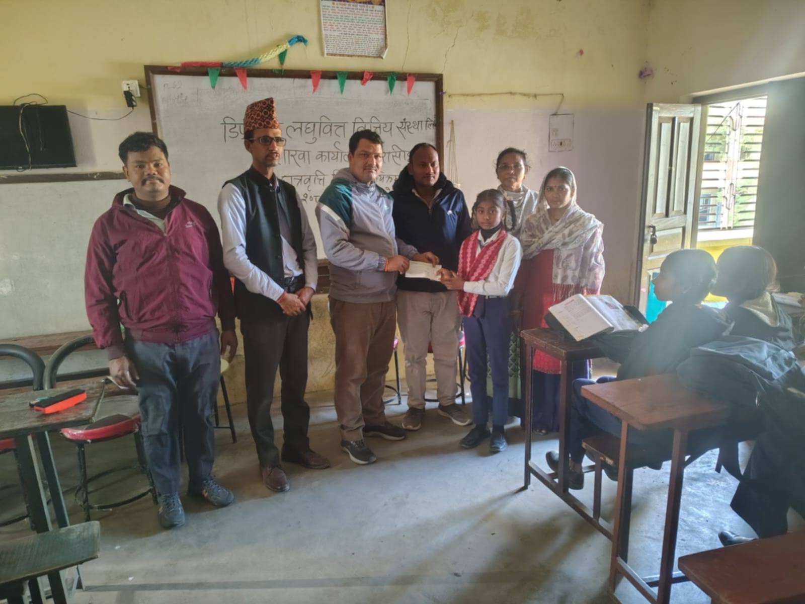 डिप्रोक्स लघुवित्त शाखा परासीद्वारा छात्रावृति वितरण कार्यक्रम