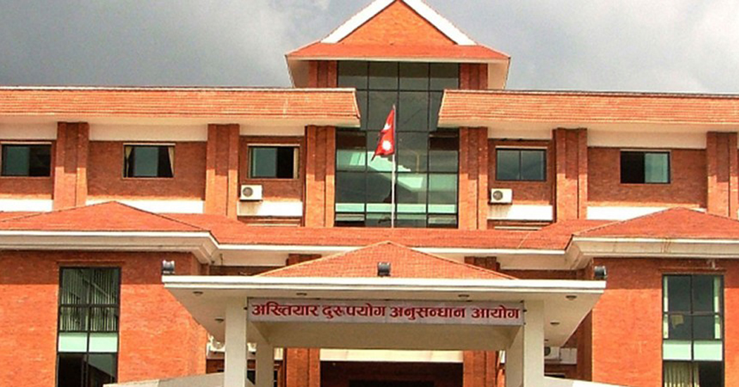 आठ जनाविरुद्ध भ्रष्टाचार मुद्दा