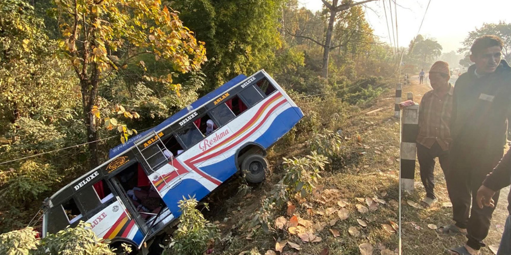 मनहरीमा बस दुर्घटना, २२ यात्रु घाइते