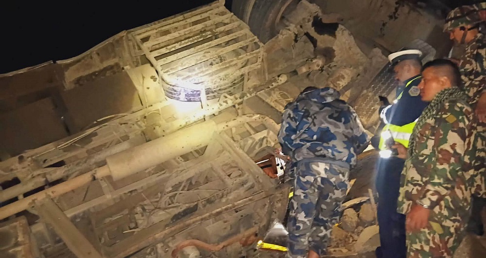 पोखराबाट साँझ ७ बजे छुटेको बस त्रिशूली किनारमा खस्यो, १७ जनाको मृत्यु