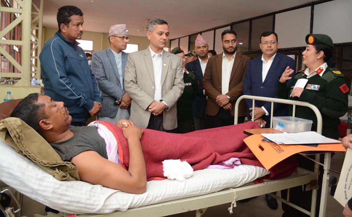 रामेछाप दुर्घटनाका घाइतेलाई गृहमन्त्रीद्वारा भेट, उपचारमा कुनै कमी हुन नदिने प्रतिबद्धता