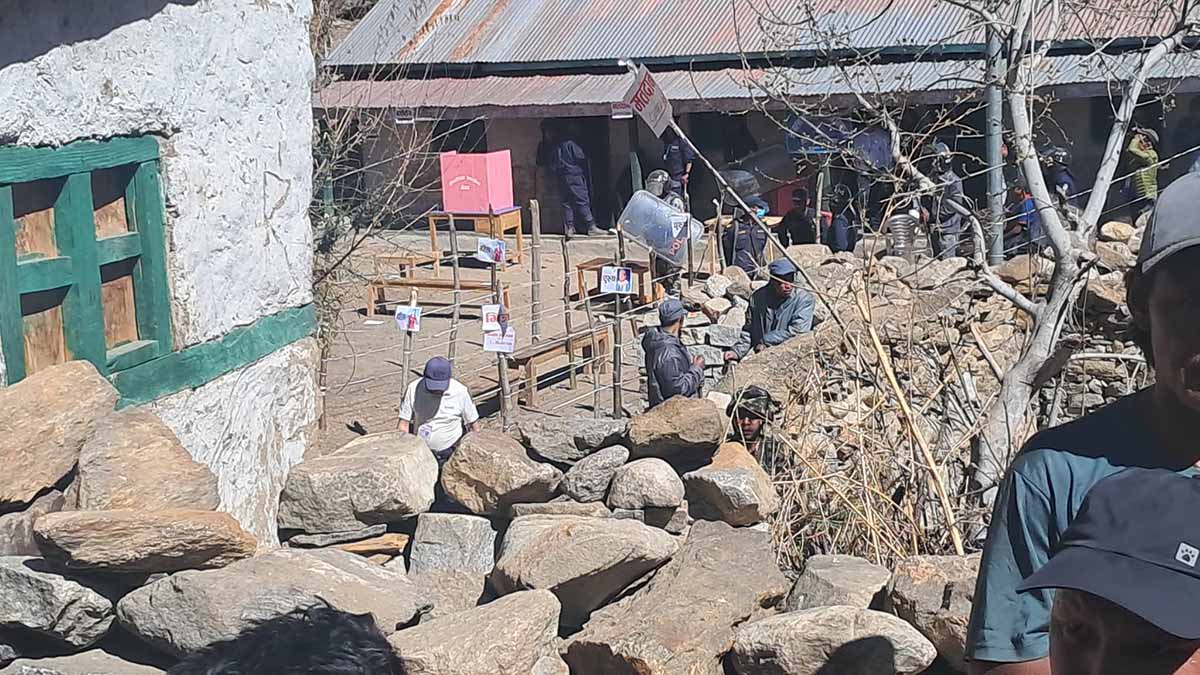 सिमकोटको कालाशिल्ता मतदान केन्द्रमा अवरुद्ध मतदान पुनः सुरु