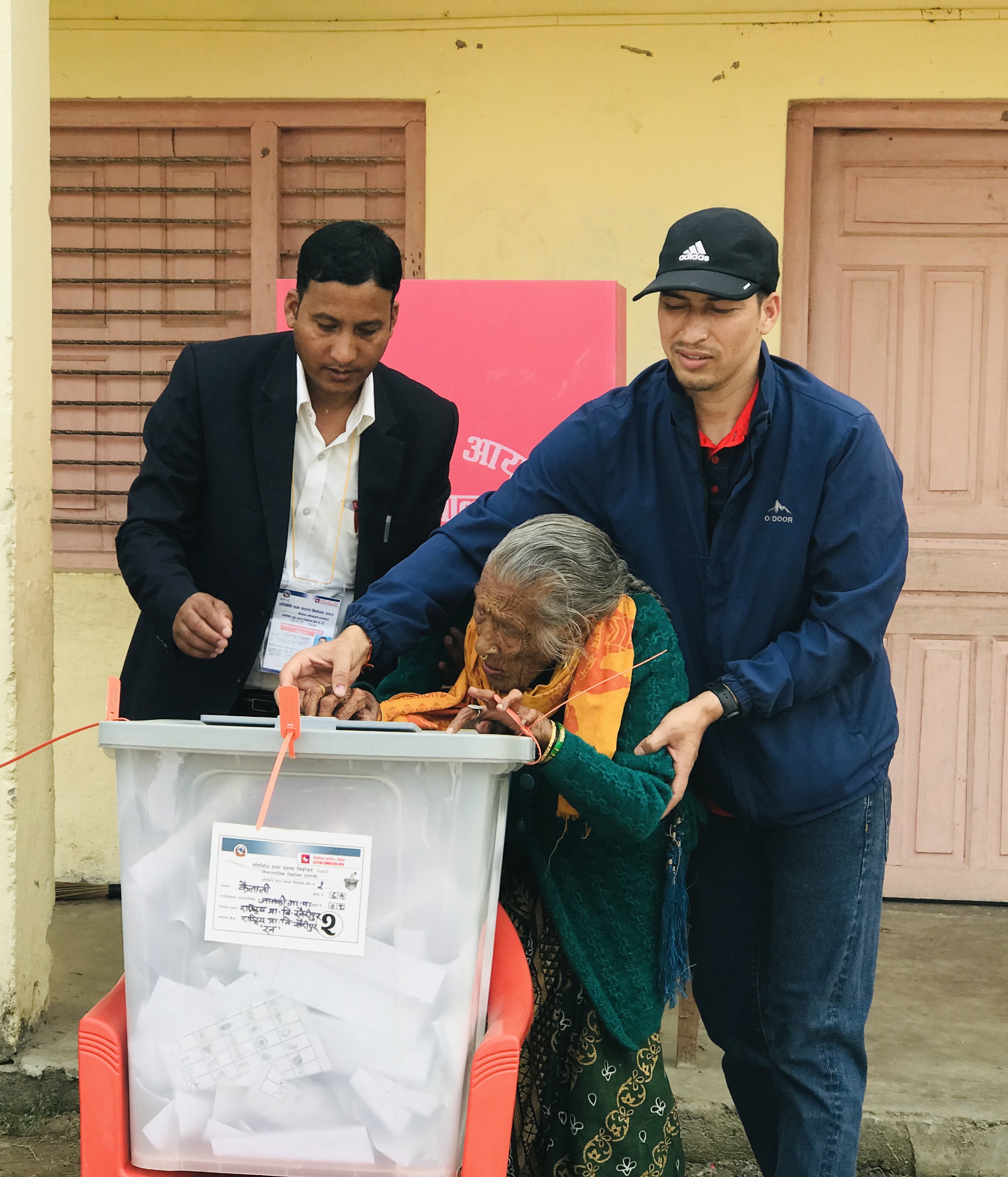 कैलालीमा ९६ वर्षीया मना देवकोटाद्वारा मतदान