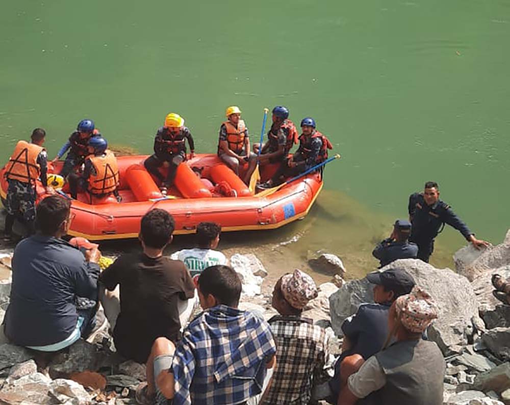 कर्णाली नदीमा डुङ्गा पल्टिँदा बेपत्ता बाबुछोरामध्ये छोराको शव फेला