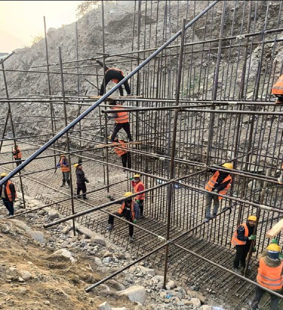 विपी राजमार्ग पुनर्निर्माण सुस्त, यात्रु अझै जोखिमपूर्ण यात्रा गर्न बाध्य