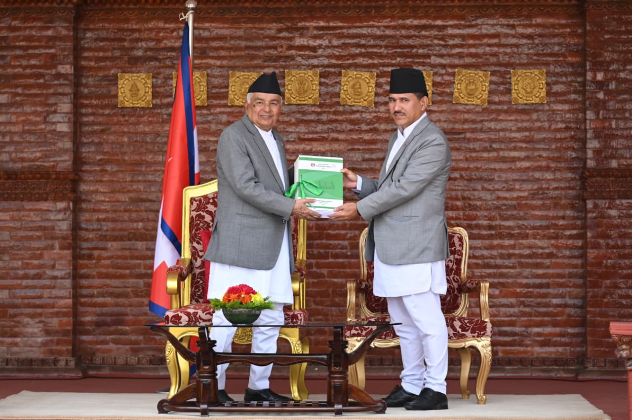 राष्ट्रपति समक्ष महालेखापरीक्षकको वार्षिक प्रतिवेदन पेश, आर्थिक अनुशासन कमजोर भएको टिप्पणी