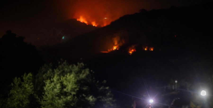 लस एन्जलसमा भीषण ब्रस फायर: हजारौँलाई घर छोड्न आदेश