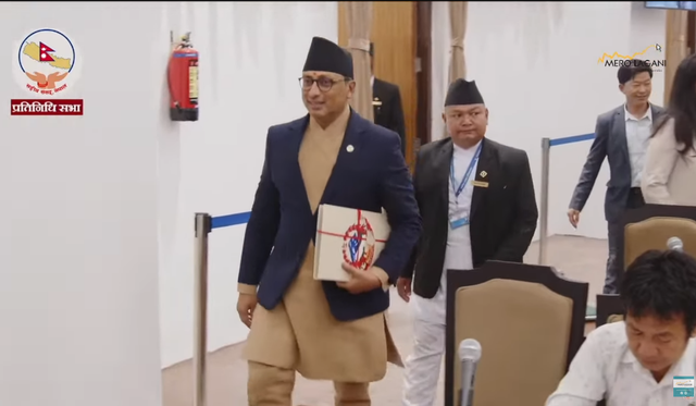 अर्थमन्त्री वाग्लेले बजेट कागजको फाइलमा संसद प्रवेश, शैलीमा परिवर्तन